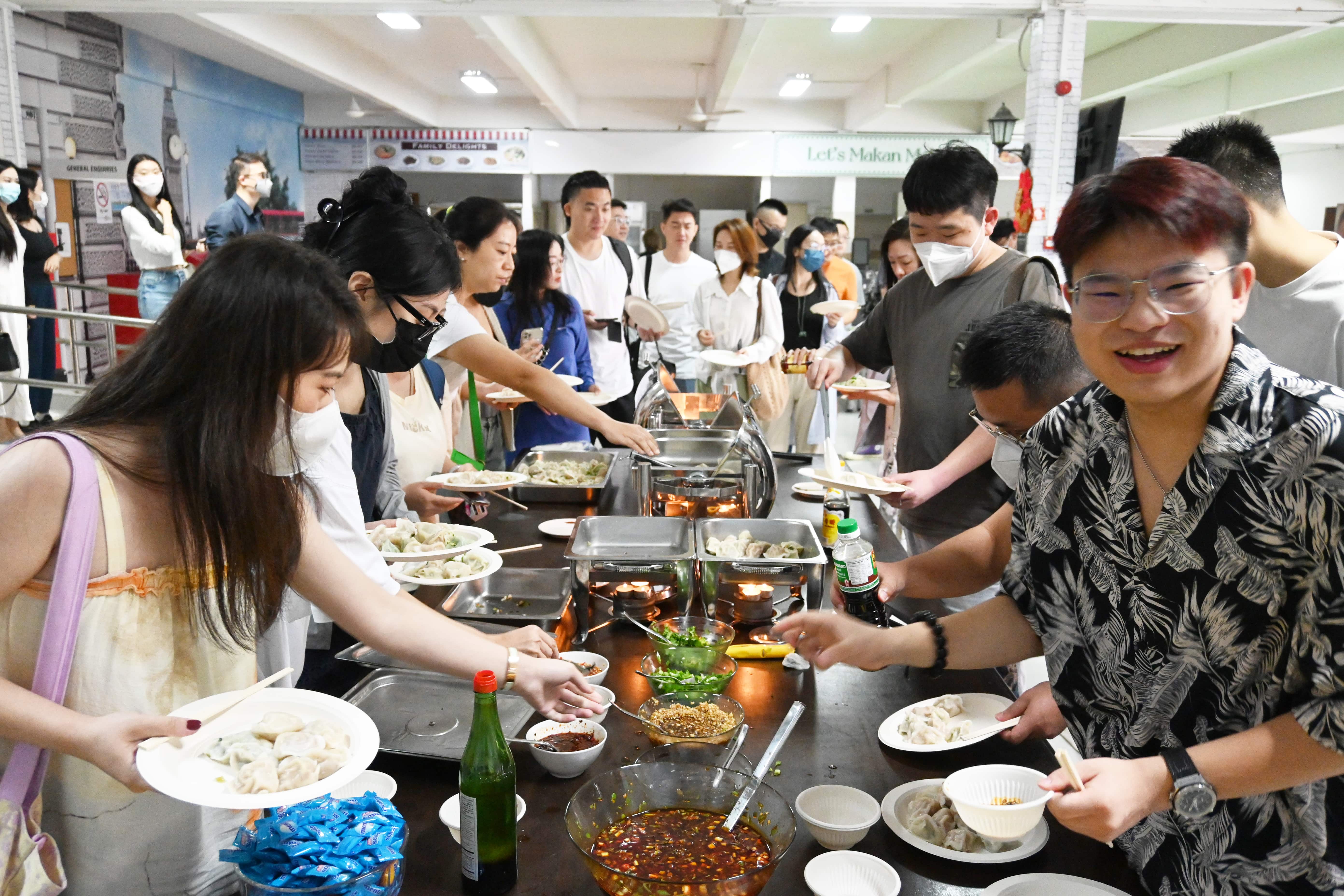东亚管理学院与学生一起举办饺子宴迎接2023农历新年